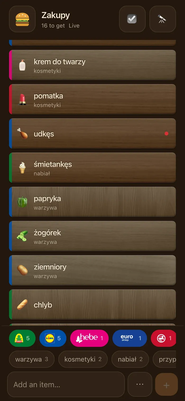Ciemne drewno — Idzie za telefonem po zmroku.